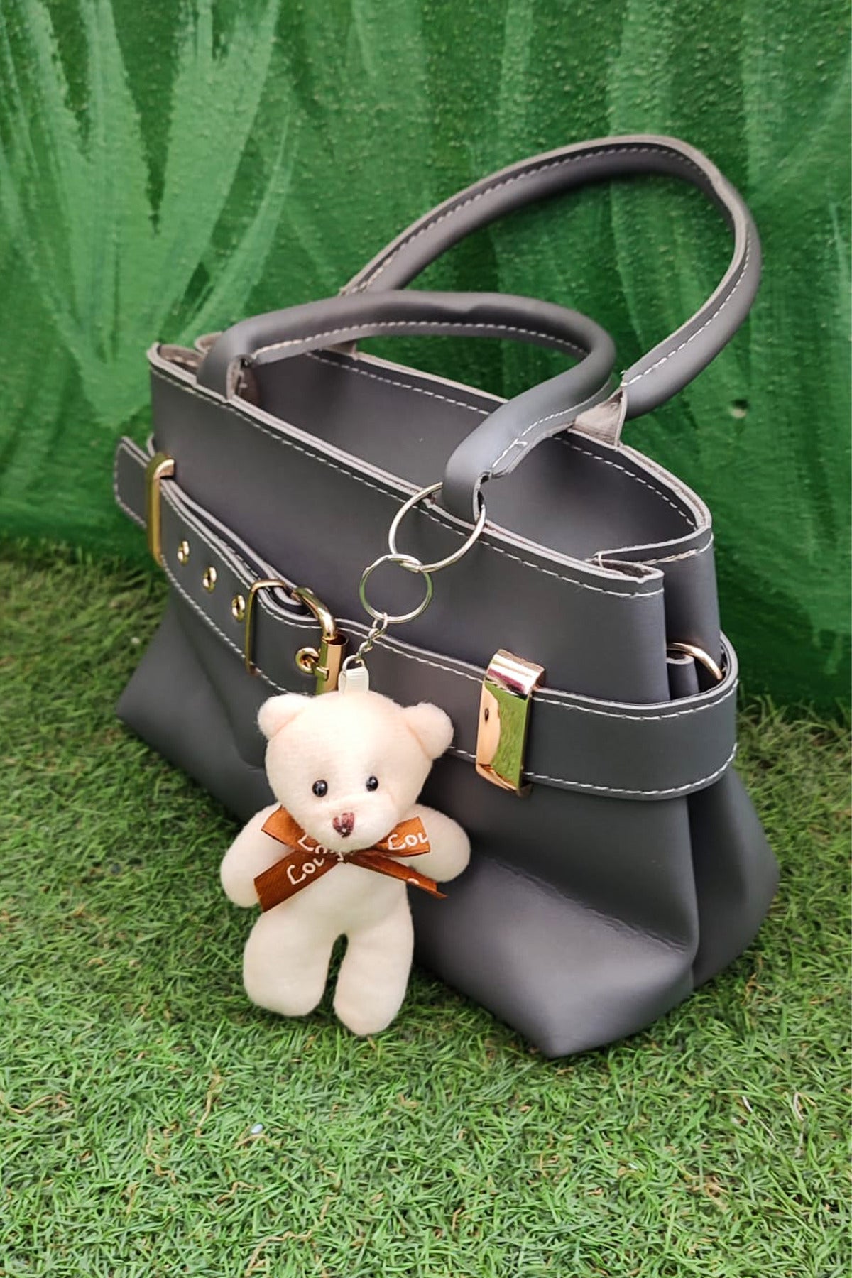 Peluş Ayı Charmlı Kadın Omuz Çantası – Gri Deri & Peluş Ayıcık Detaylı