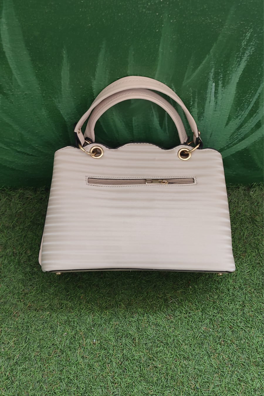 Krem Renkli Kadın El ve Omuz Çantası – Dalga Desenli Kapaklı, Altın Kalp Aksesuar Detaylı