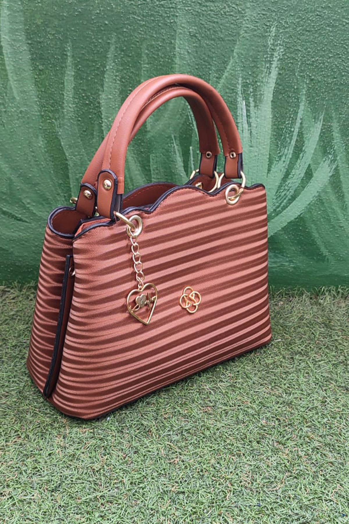 Modern Dalga Desenli Taba Renk Kadın El ve Omuz Çantası – Altın Kalp Aksesuarlı