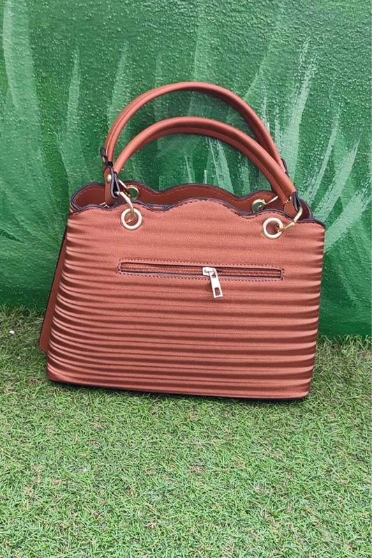 Modern Dalga Desenli Taba Renk Kadın El ve Omuz Çantası – Altın Kalp Aksesuarlı