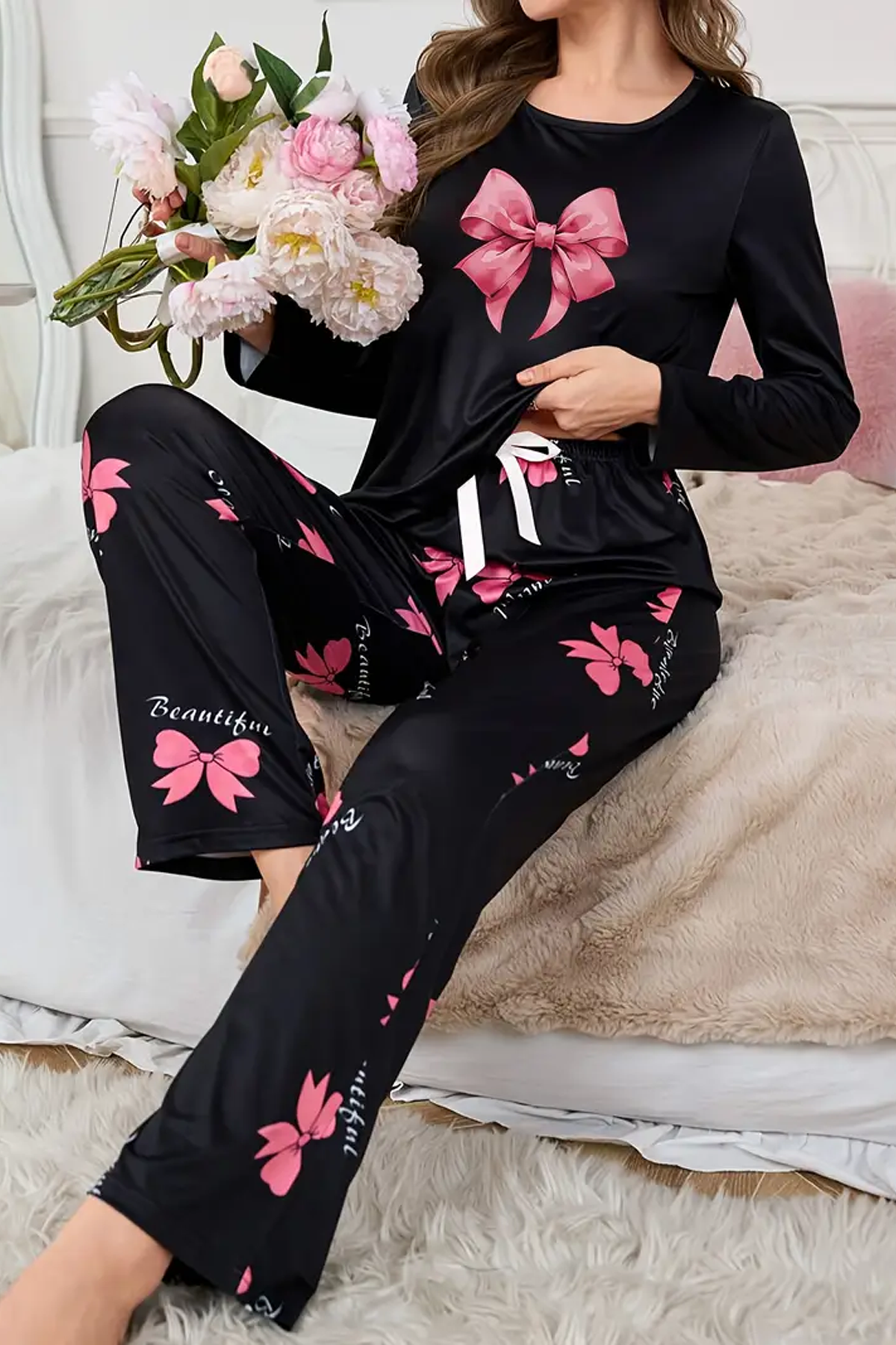 Şık ve Rahat Siyah Kadın Pijama Takımı - Kelebek Desenli ve Yay Detaylı Tasarım