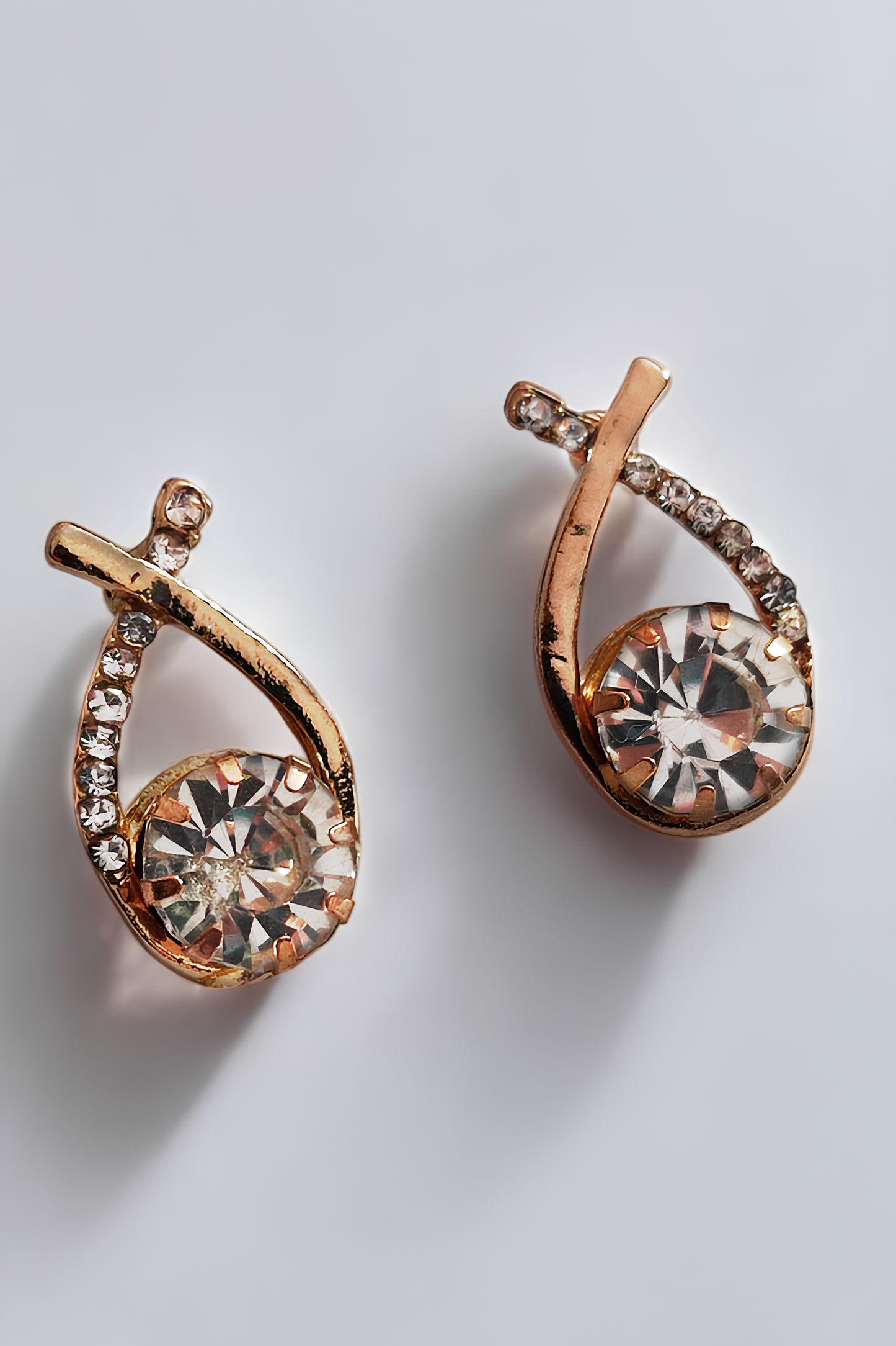 Parlak ve Zarif Kadın Takı Seti – Saat, Kolye ve Küpe