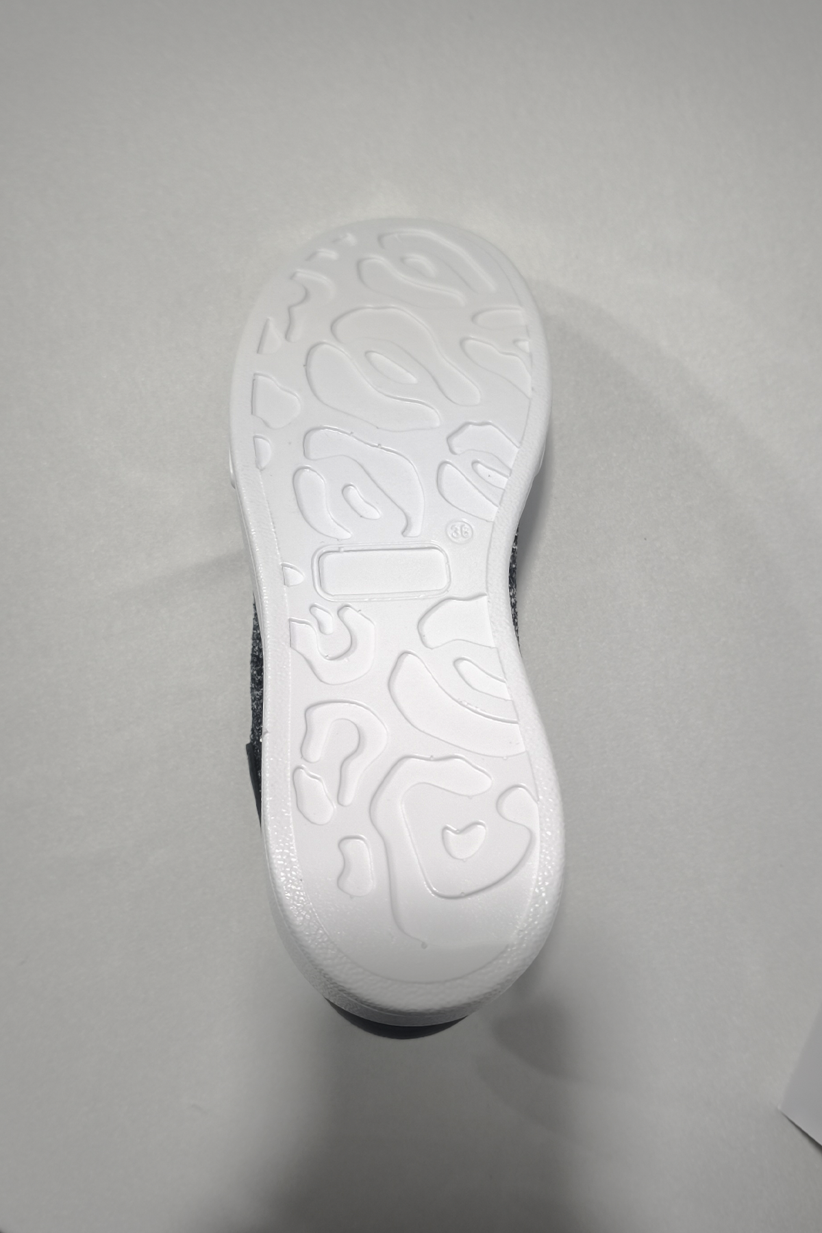 Işıltılı Siyah Taş Detaylı Kadın Spor Ayakkabı – Kalın Taban, Günlük ve Şık Kullanım