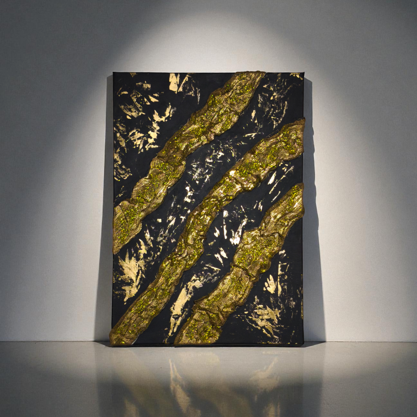 Altın Işıltısı ve Derin Siyahın Büyüsü Tablo