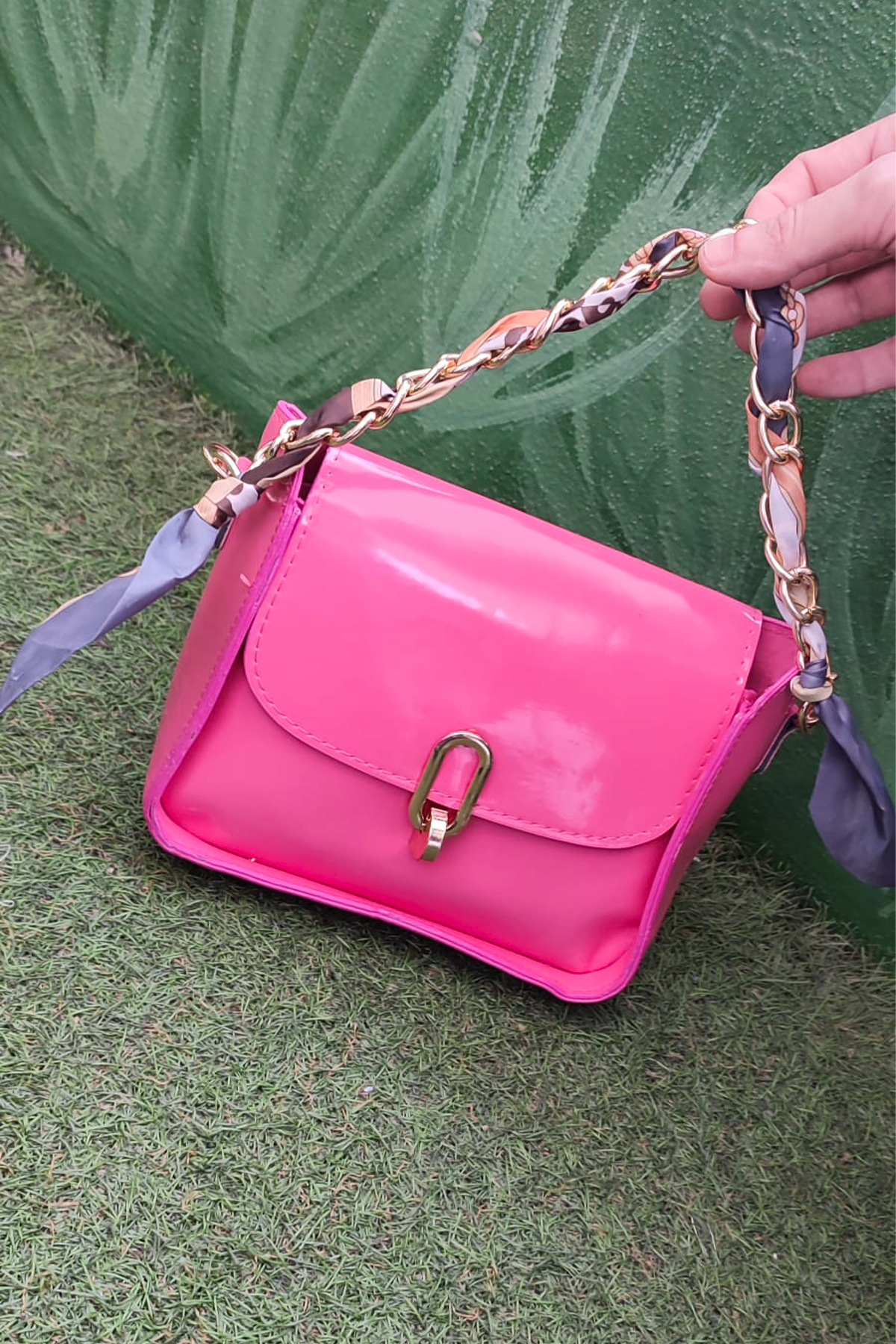 Zincir Askılı Pembe Parlak Kadın Omuz Çantası – Şık ve Trend Mini Çapraz Çanta