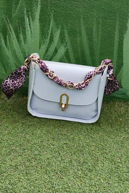 Zincir Askılı Mavi Kadın Omuz Çantası – Parlak Deri Görünümlü, Leopar Desenli Şık Aksesuar