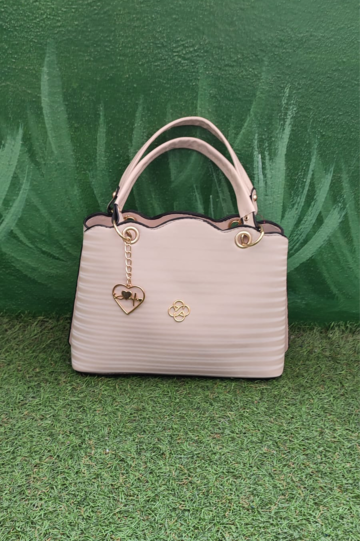 Krem Renkli Kadın El ve Omuz Çantası – Dalga Desenli Kapaklı, Altın Kalp Aksesuar Detaylı