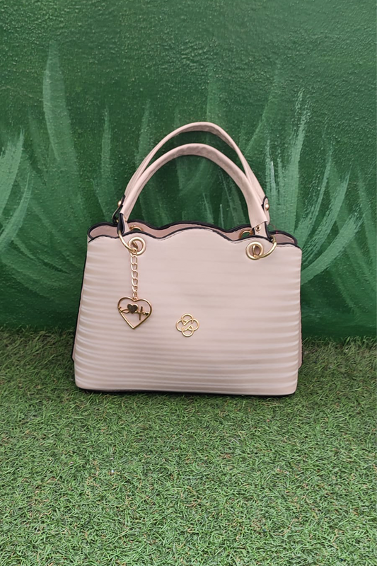 Krem Renkli Kadın El ve Omuz Çantası – Dalga Desenli Kapaklı, Altın Kalp Aksesuar Detaylı