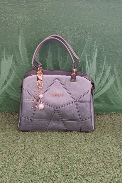 Metalik Gri Kadın El ve Omuz Çantası – Yıldız ve İnci Aksesuar Detaylı, Geometrik Dikişli Şık Model