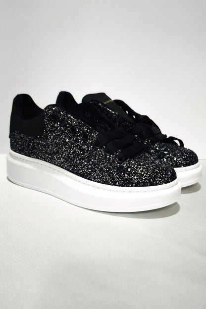 Işıltılı Siyah Taş Detaylı Kadın Spor Ayakkabı – Kalın Taban, Günlük ve Şık Kullanım