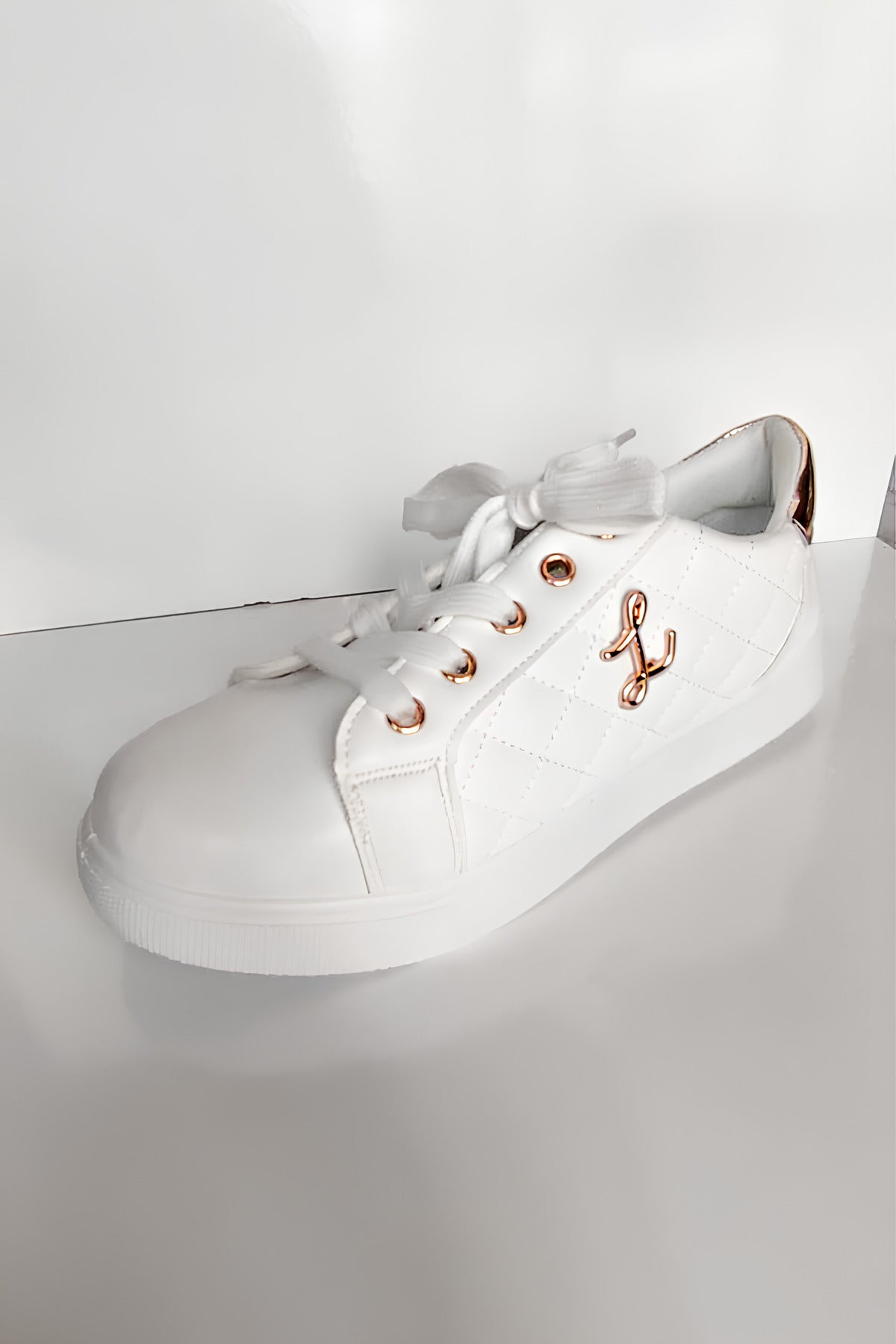 Beyaz Şık Kadın Sneaker | Altın Detaylı Rahat Günlük Ayakkabı