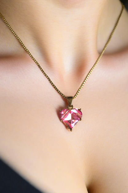 Pembe Kalpli Zarif Çelik Kolye