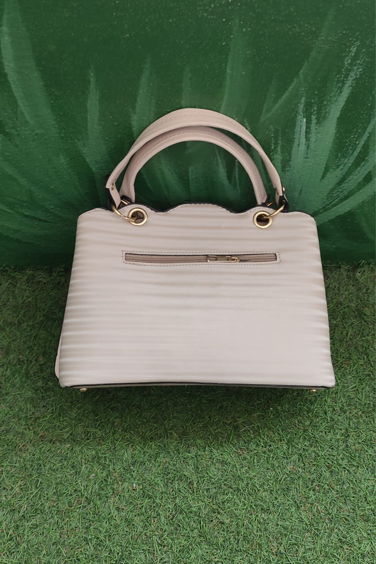 Krem Renkli Kadın El ve Omuz Çantası – Dalga Desenli Kapaklı, Altın Kalp Aksesuar Detaylı