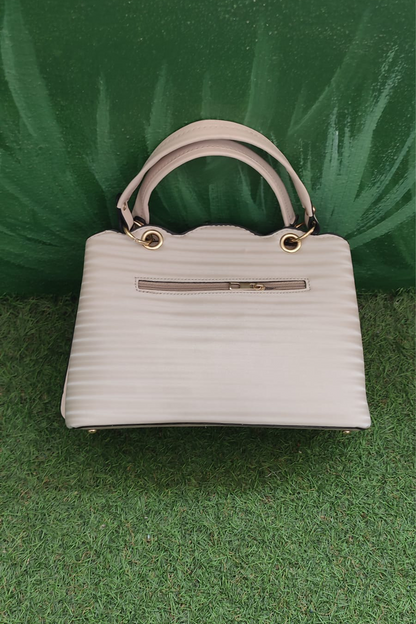 Krem Renkli Kadın El ve Omuz Çantası – Dalga Desenli Kapaklı, Altın Kalp Aksesuar Detaylı