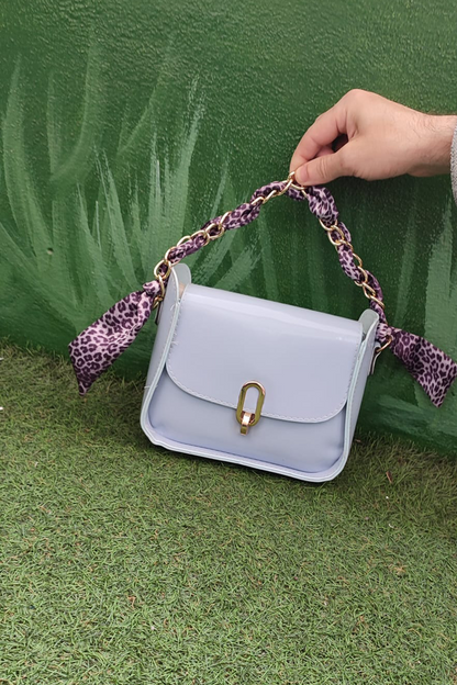 Zincir Askılı Mavi Kadın Omuz Çantası – Parlak Deri Görünümlü, Leopar Desenli Şık Aksesuar