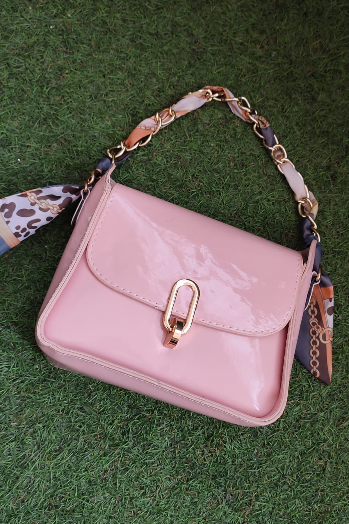 Zincir Askılı Parlak Deri Pudra Pembe Kadın Omuz Çantası - Şık Mini Model