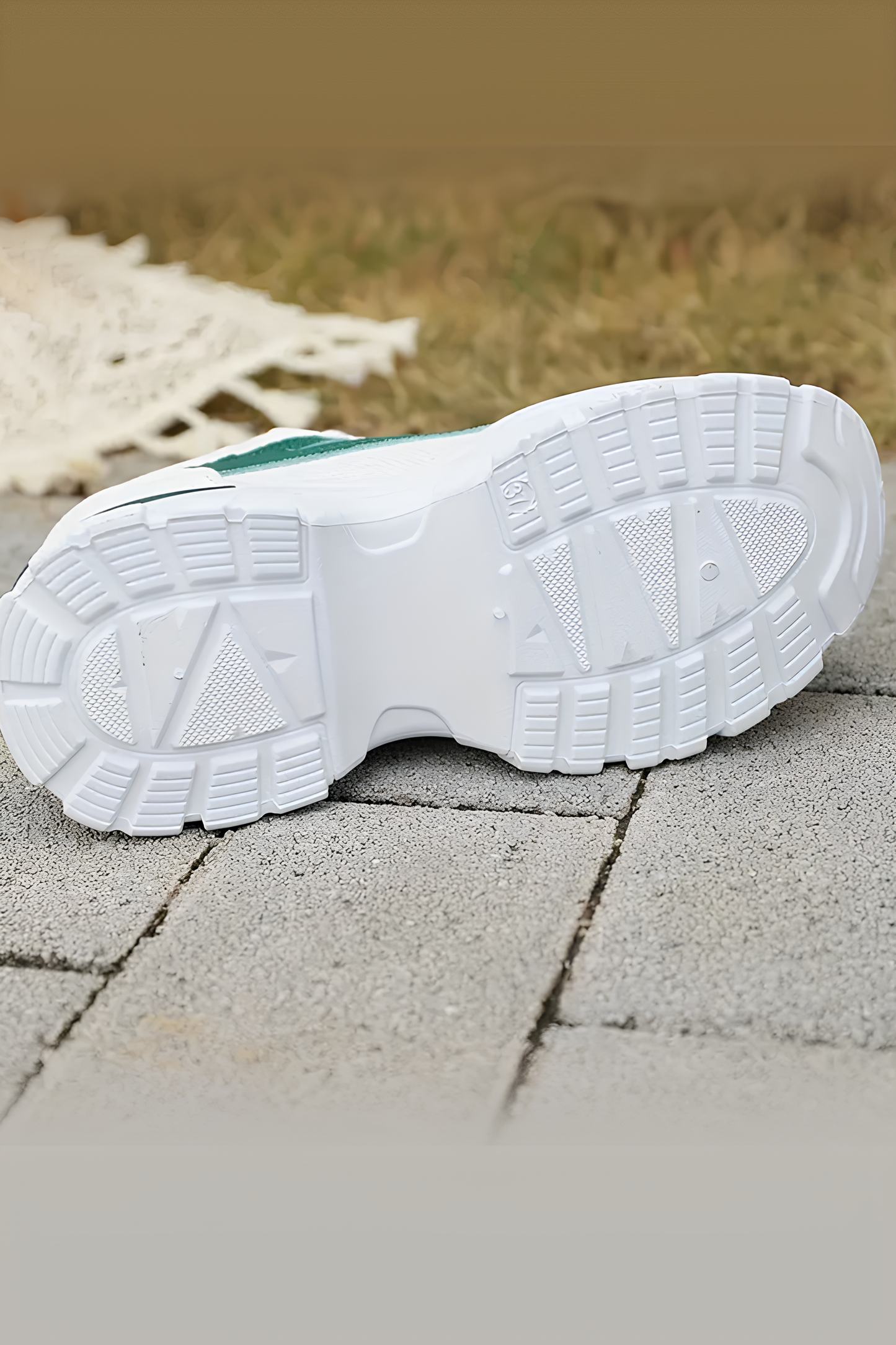Beyaz Kalın Taban Kadın Spor Ayakkabı – Yeşil ve Gold Detaylı Nefes Alabilen Sneaker