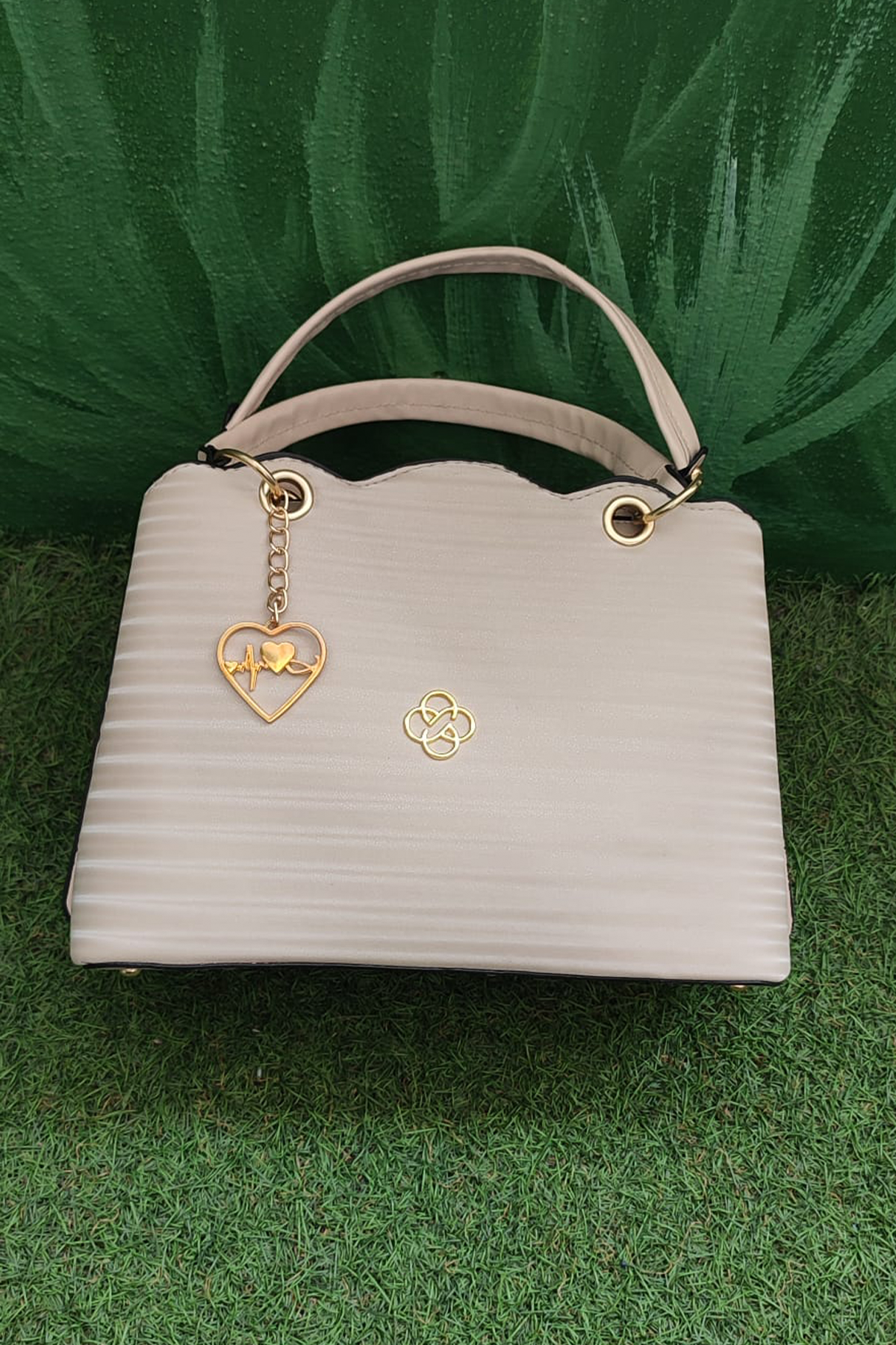 Krem Renkli Kadın El ve Omuz Çantası – Dalga Desenli Kapaklı, Altın Kalp Aksesuar Detaylı