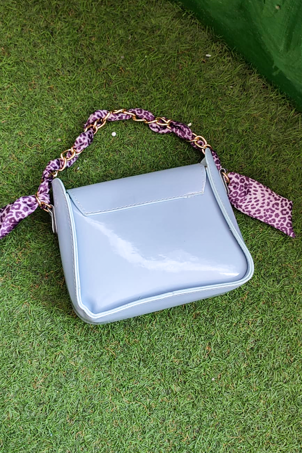 Zincir Askılı Mavi Kadın Omuz Çantası – Parlak Deri Görünümlü, Leopar Desenli Şık Aksesuar