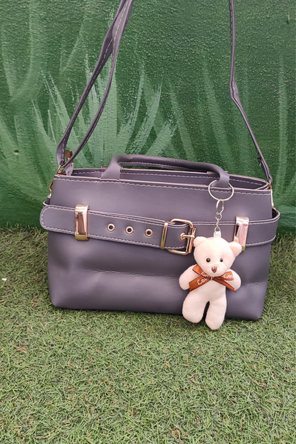 Peluş Ayı Charmlı Kadın Omuz Çantası – Gri Deri & Peluş Ayıcık Detaylı