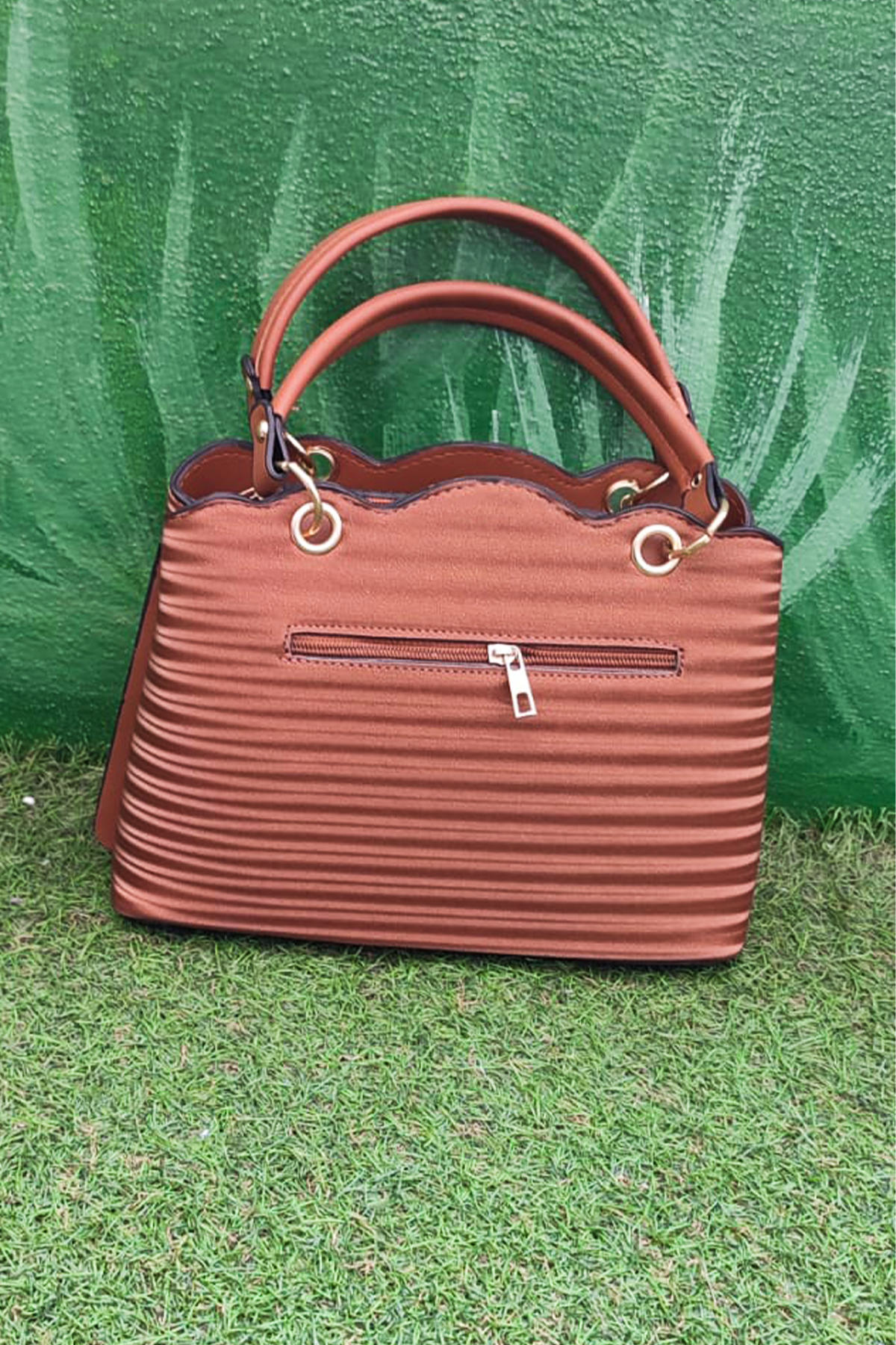 Modern Dalga Desenli Taba Renk Kadın El ve Omuz Çantası – Altın Kalp Aksesuarlı