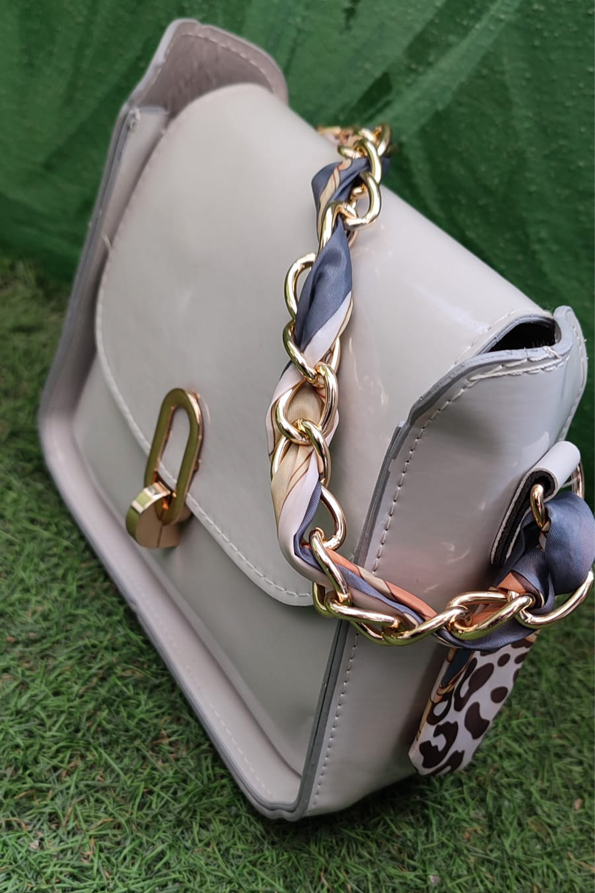 Zincir Askılı Kadın Parlak Gri Omuz Çantası – Şık Günlük & Gece Kullanım