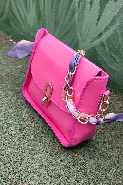 Zincir Askılı Pembe Parlak Kadın Omuz Çantası – Şık ve Trend Mini Çapraz Çanta