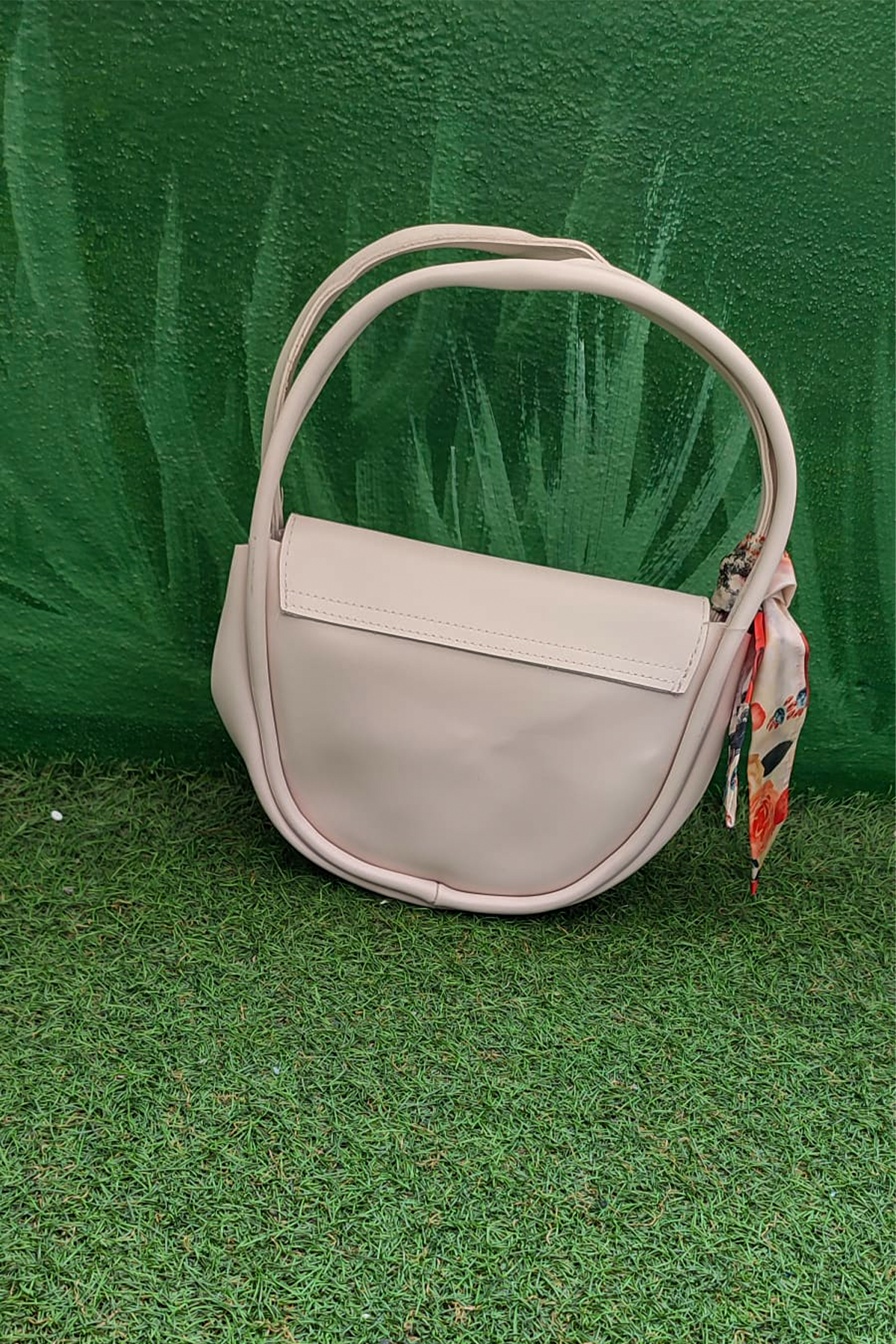 Kadın Omuz Çantası – Pudra Rengi & Çiçek Desenli Fular Detaylı