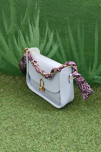 Zincir Askılı Mavi Kadın Omuz Çantası – Parlak Deri Görünümlü, Leopar Desenli Şık Aksesuar