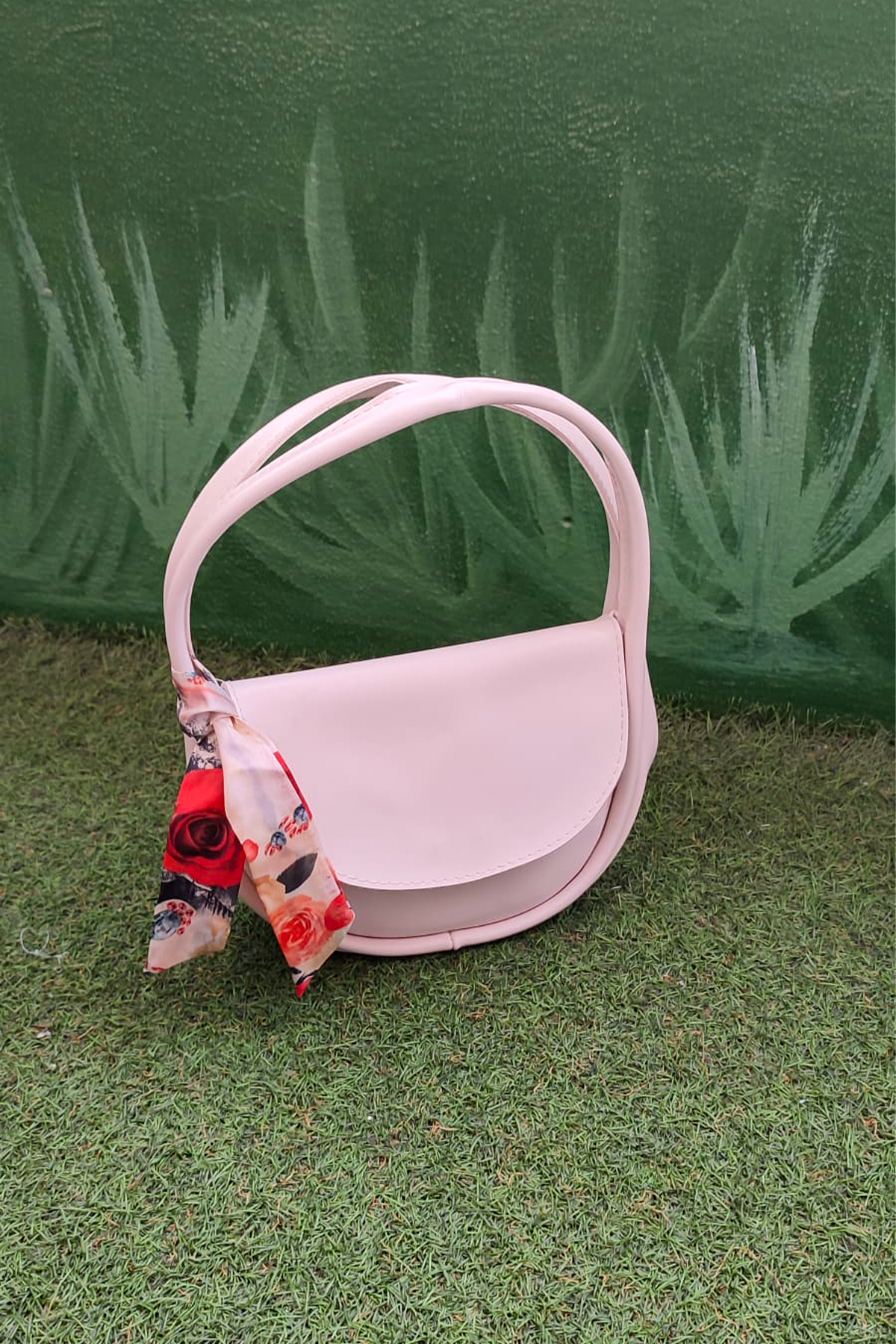 Kadın Omuz Çantası – Pudra Rengi & Çiçek Desenli Fular Detaylı