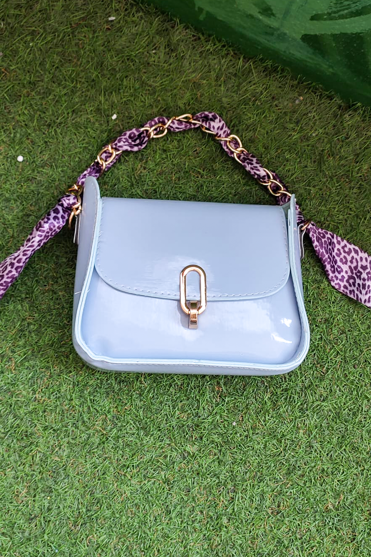 Zincir Askılı Mavi Kadın Omuz Çantası – Parlak Deri Görünümlü, Leopar Desenli Şık Aksesuar