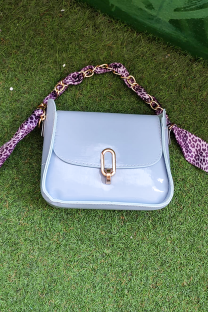 Zincir Askılı Mavi Kadın Omuz Çantası – Parlak Deri Görünümlü, Leopar Desenli Şık Aksesuar