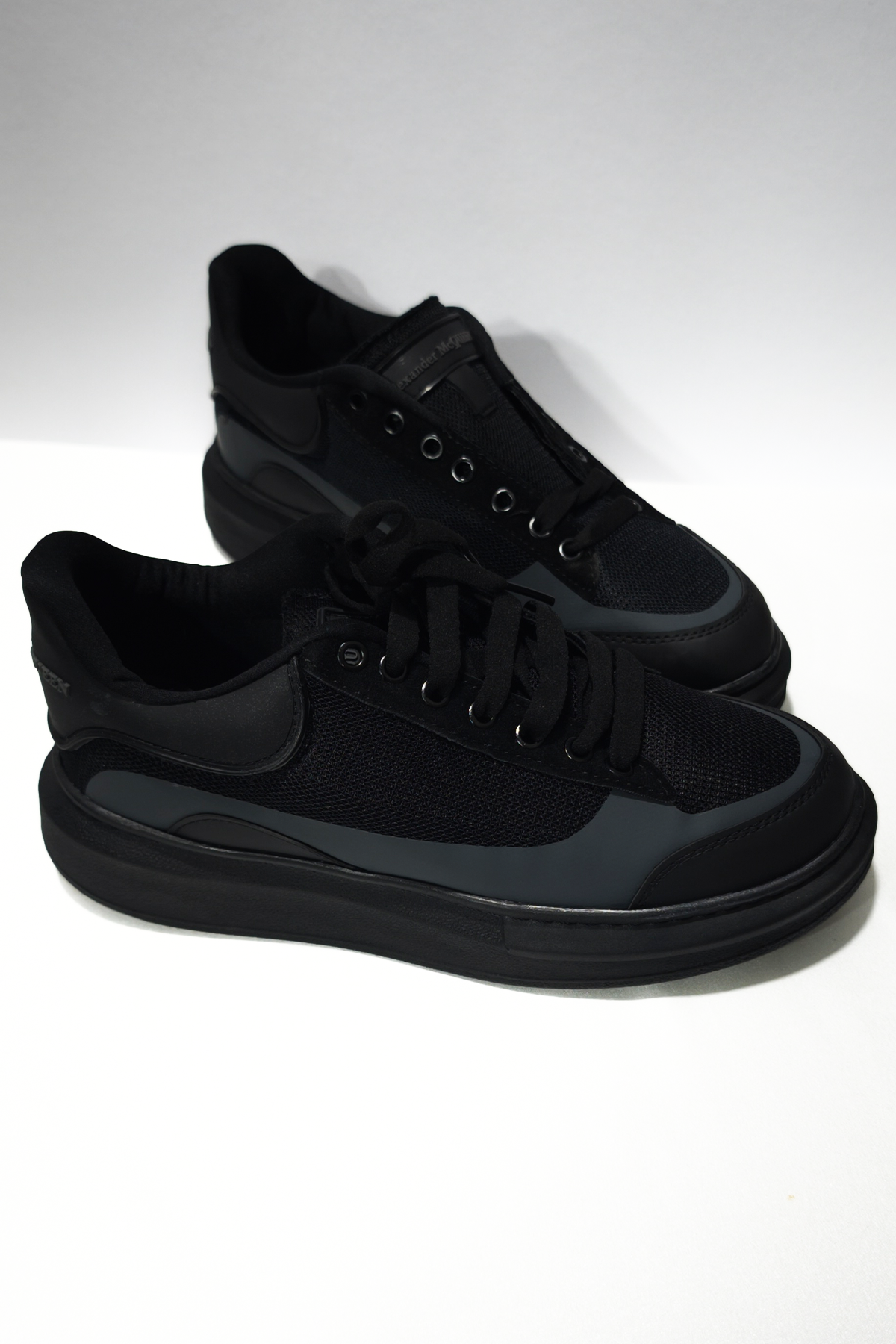 Siyah Kalın Tabanlı Erkek Spor Ayakkabı – Rahat Taban, Günlük ve Şehir Stiline Uygun
