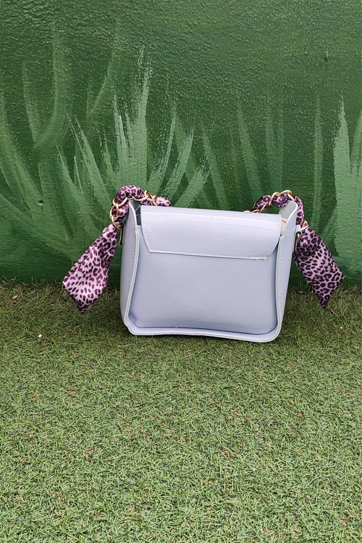 Zincir Askılı Mavi Kadın Omuz Çantası – Parlak Deri Görünümlü, Leopar Desenli Şık Aksesuar