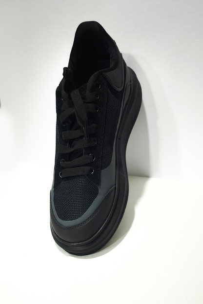 Siyah Kalın Tabanlı Erkek Spor Ayakkabı – Rahat Taban, Günlük ve Şehir Stiline Uygun