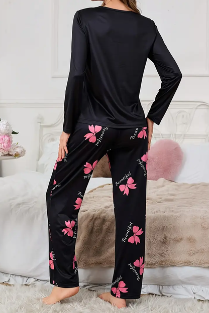 Şık ve Rahat Siyah Kadın Pijama Takımı - Kelebek Desenli ve Yay Detaylı Tasarım