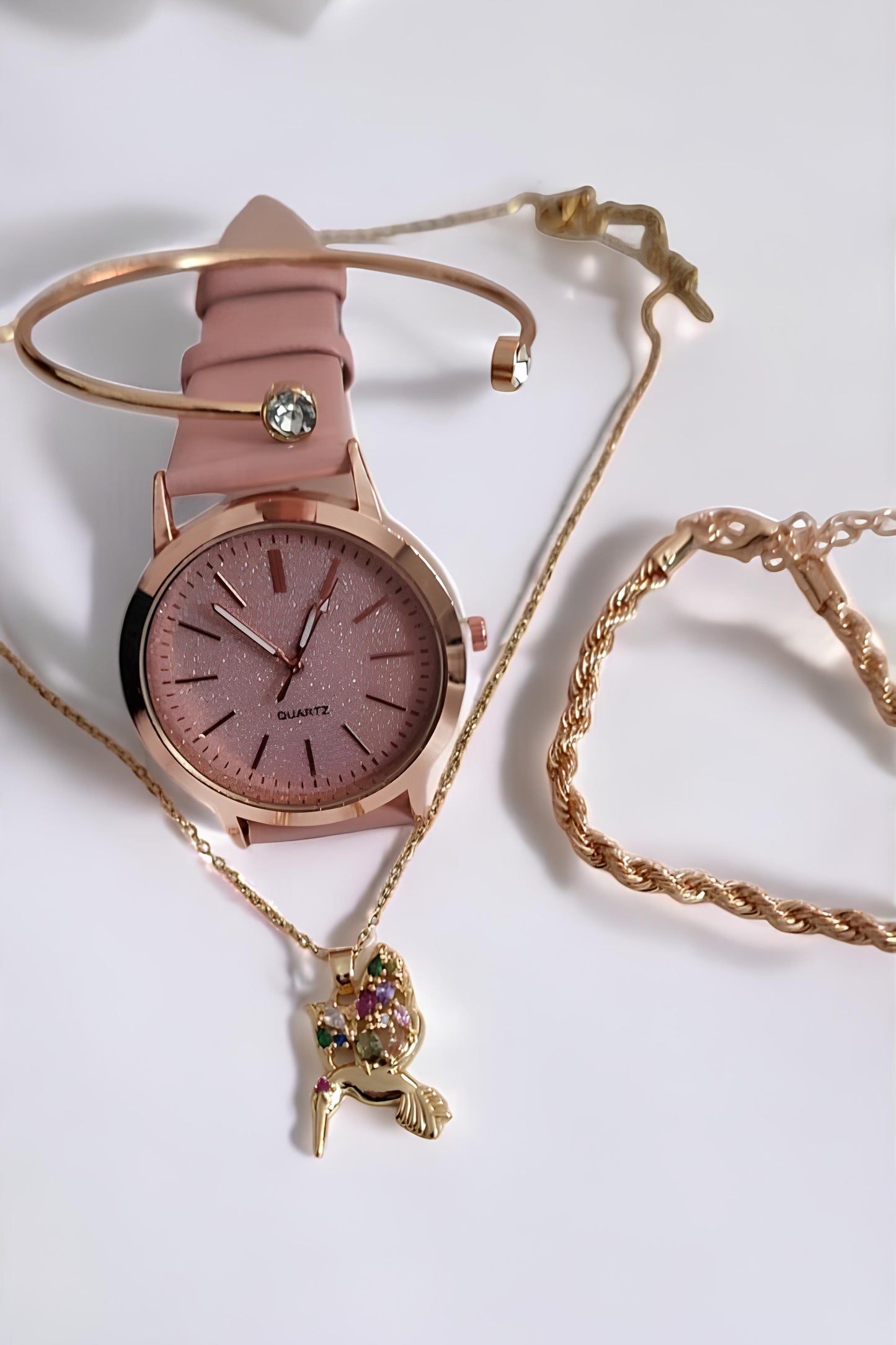 Pembe Renk Kadın Saat ve Takı Seti – Şık Kolye, Bileklik ve Bilezik Kombini