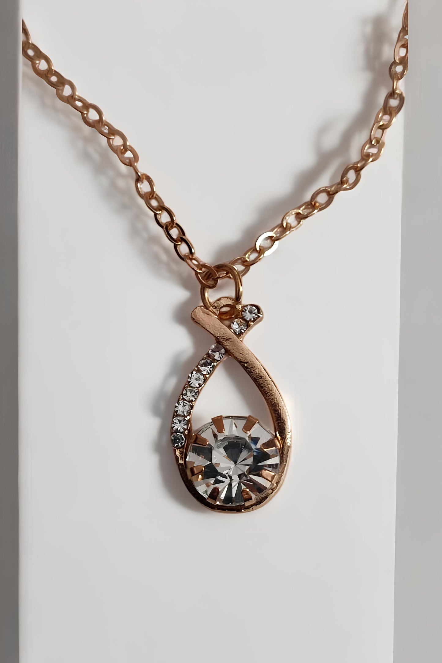 Parlak ve Zarif Kadın Takı Seti – Saat, Kolye ve Küpe