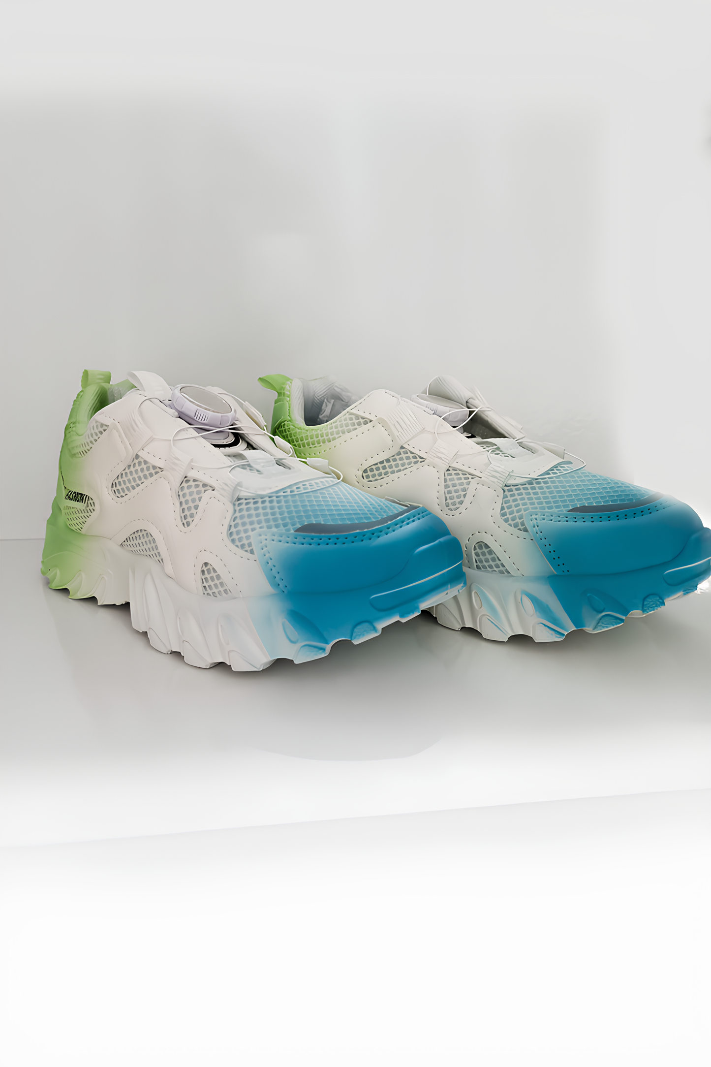 Mavi Yeşil Beyaz Renkli Kalın Tabanlı Spor Ayakkabı – Mavi & Yeşil Sneaker, Rahat ve Tarz