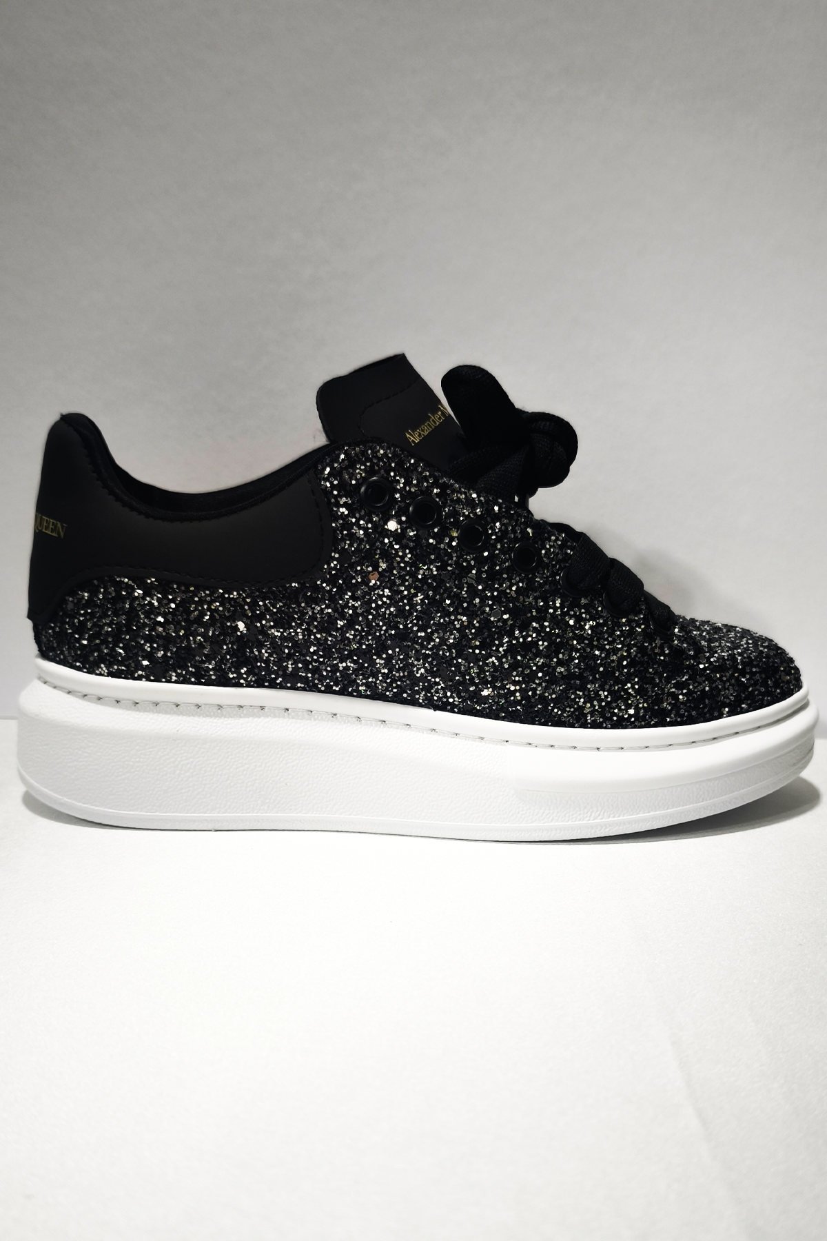 Işıltılı Siyah Taş Detaylı Kadın Spor Ayakkabı – Kalın Taban, Günlük ve Şık Kullanım