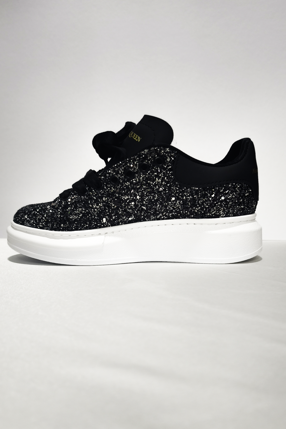 Işıltılı Siyah Taş Detaylı Kadın Spor Ayakkabı – Kalın Taban, Günlük ve Şık Kullanım