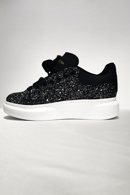 Işıltılı Siyah Taş Detaylı Kadın Spor Ayakkabı – Kalın Taban, Günlük ve Şık Kullanım