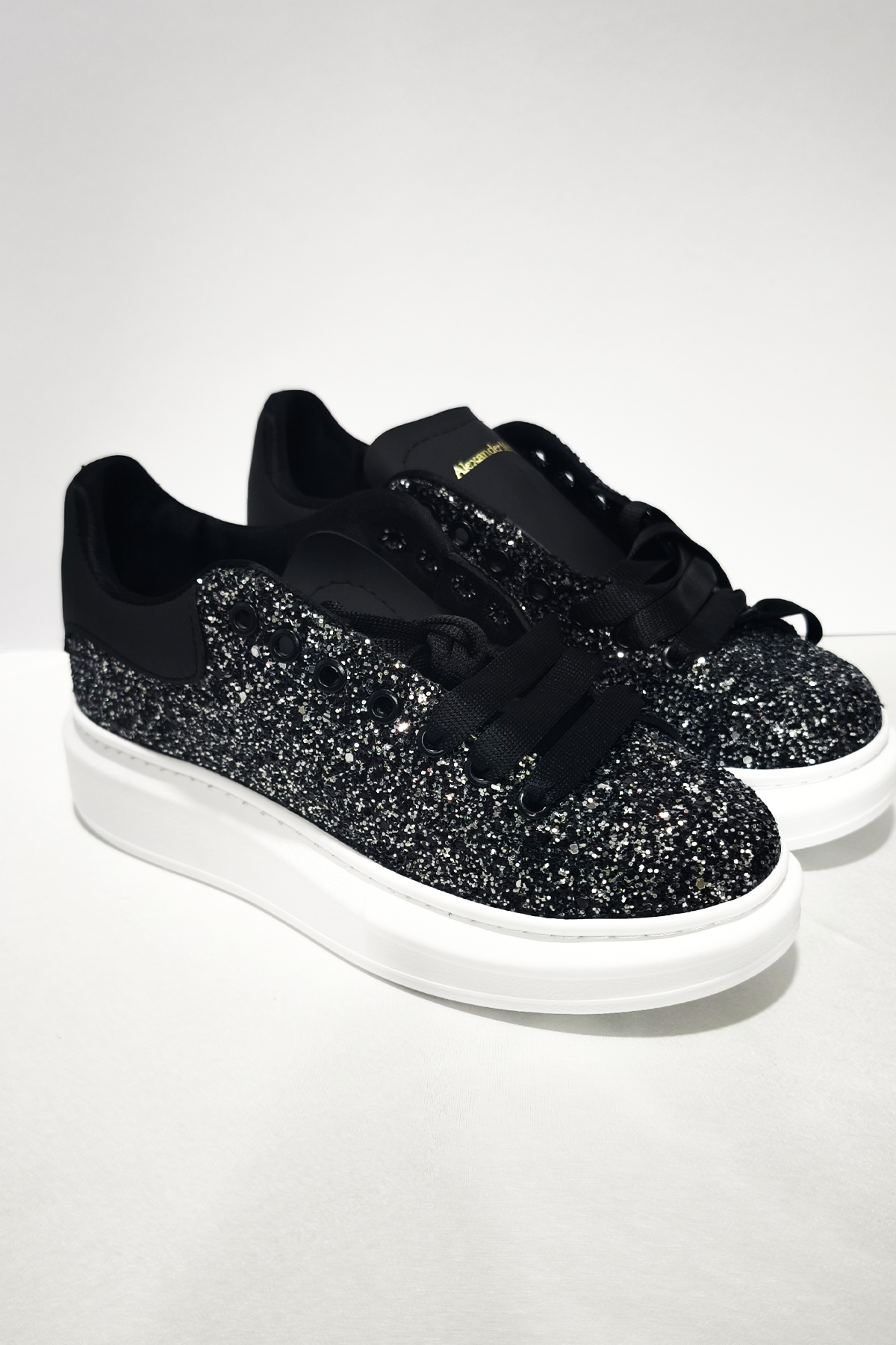Işıltılı Siyah Taş Detaylı Kadın Spor Ayakkabı – Kalın Taban, Günlük ve Şık Kullanım