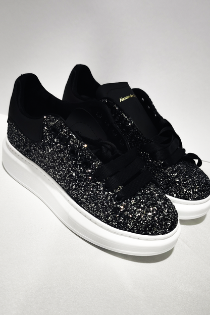 Işıltılı Siyah Taş Detaylı Kadın Spor Ayakkabı – Kalın Taban, Günlük ve Şık Kullanım
