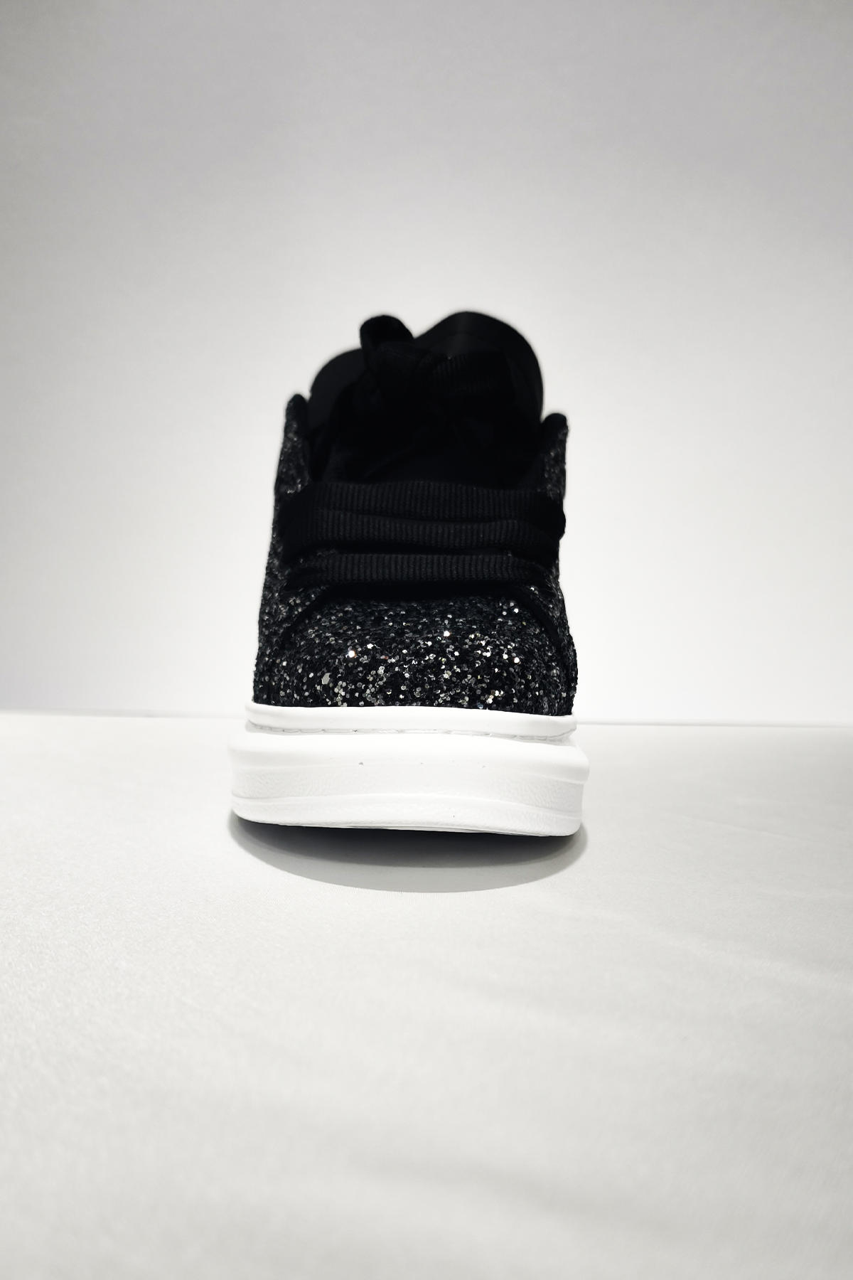 Işıltılı Siyah Taş Detaylı Kadın Spor Ayakkabı – Kalın Taban, Günlük ve Şık Kullanım