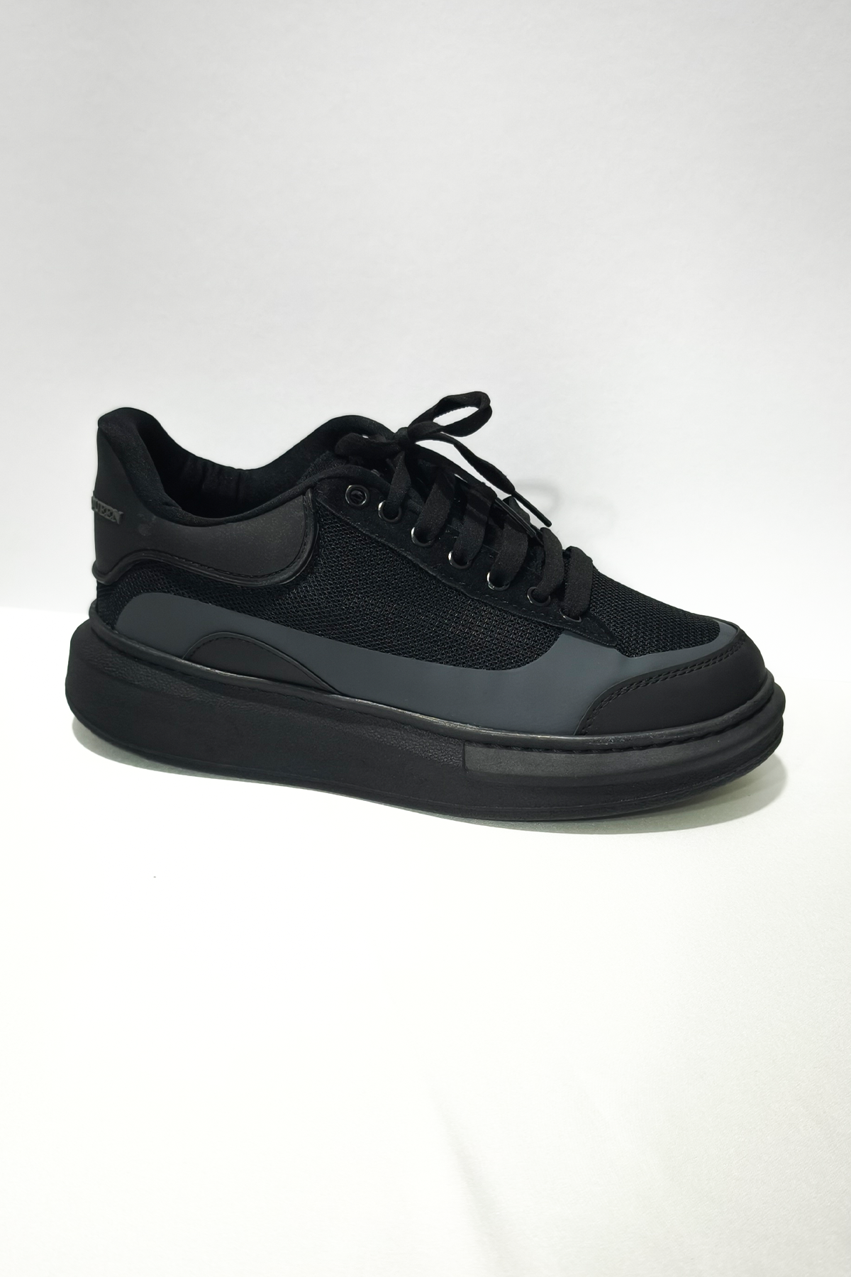 Siyah Kalın Tabanlı Erkek Spor Ayakkabı – Rahat Taban, Günlük ve Şehir Stiline Uygun