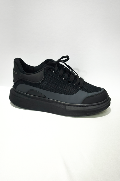 Siyah Kalın Tabanlı Erkek Spor Ayakkabı – Rahat Taban, Günlük ve Şehir Stiline Uygun