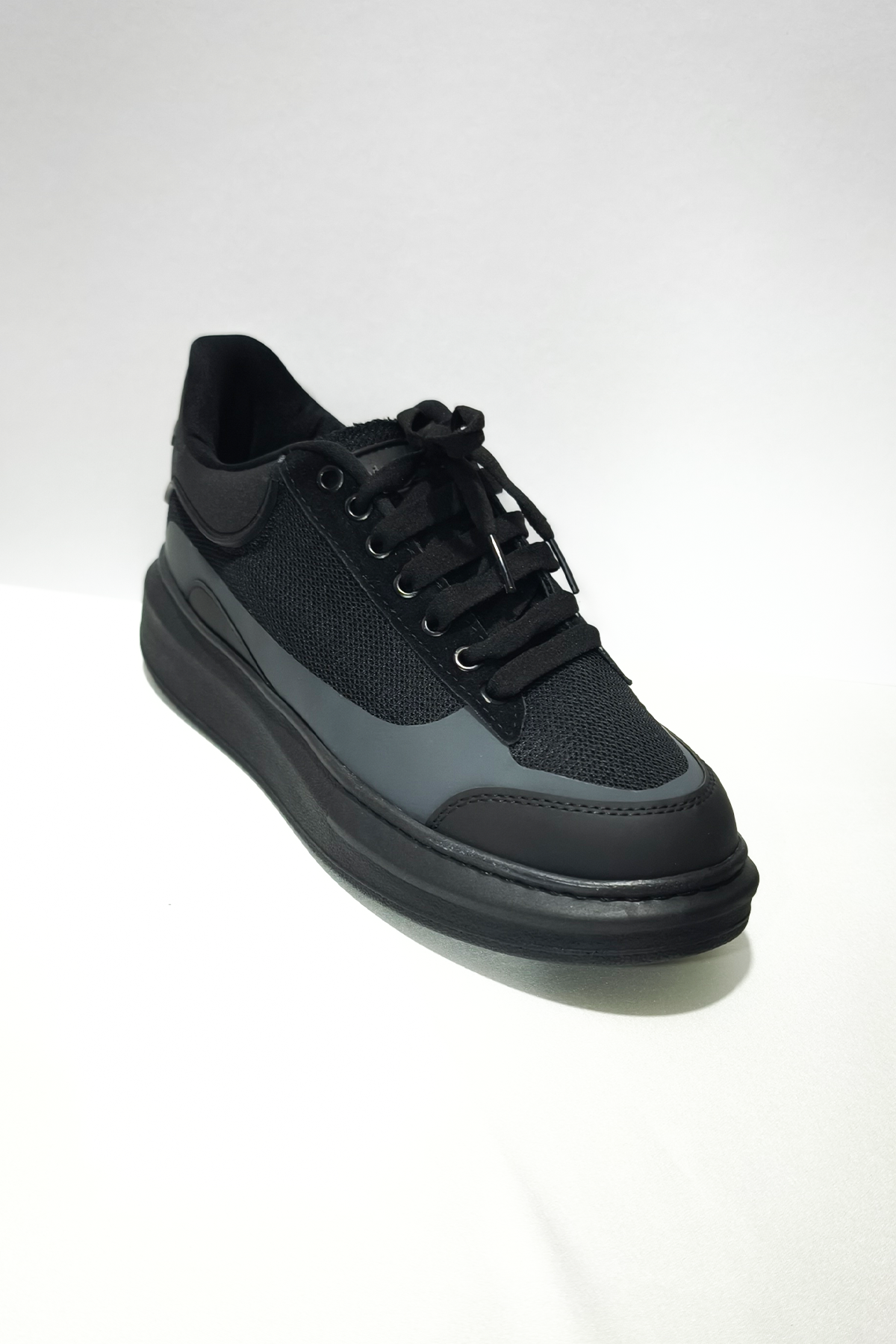 Siyah Kalın Tabanlı Erkek Spor Ayakkabı – Rahat Taban, Günlük ve Şehir Stiline Uygun