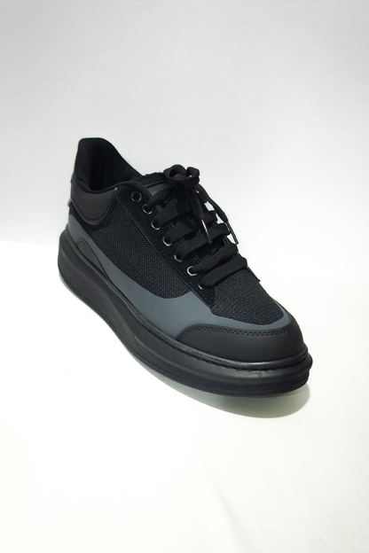 Siyah Kalın Tabanlı Erkek Spor Ayakkabı – Rahat Taban, Günlük ve Şehir Stiline Uygun